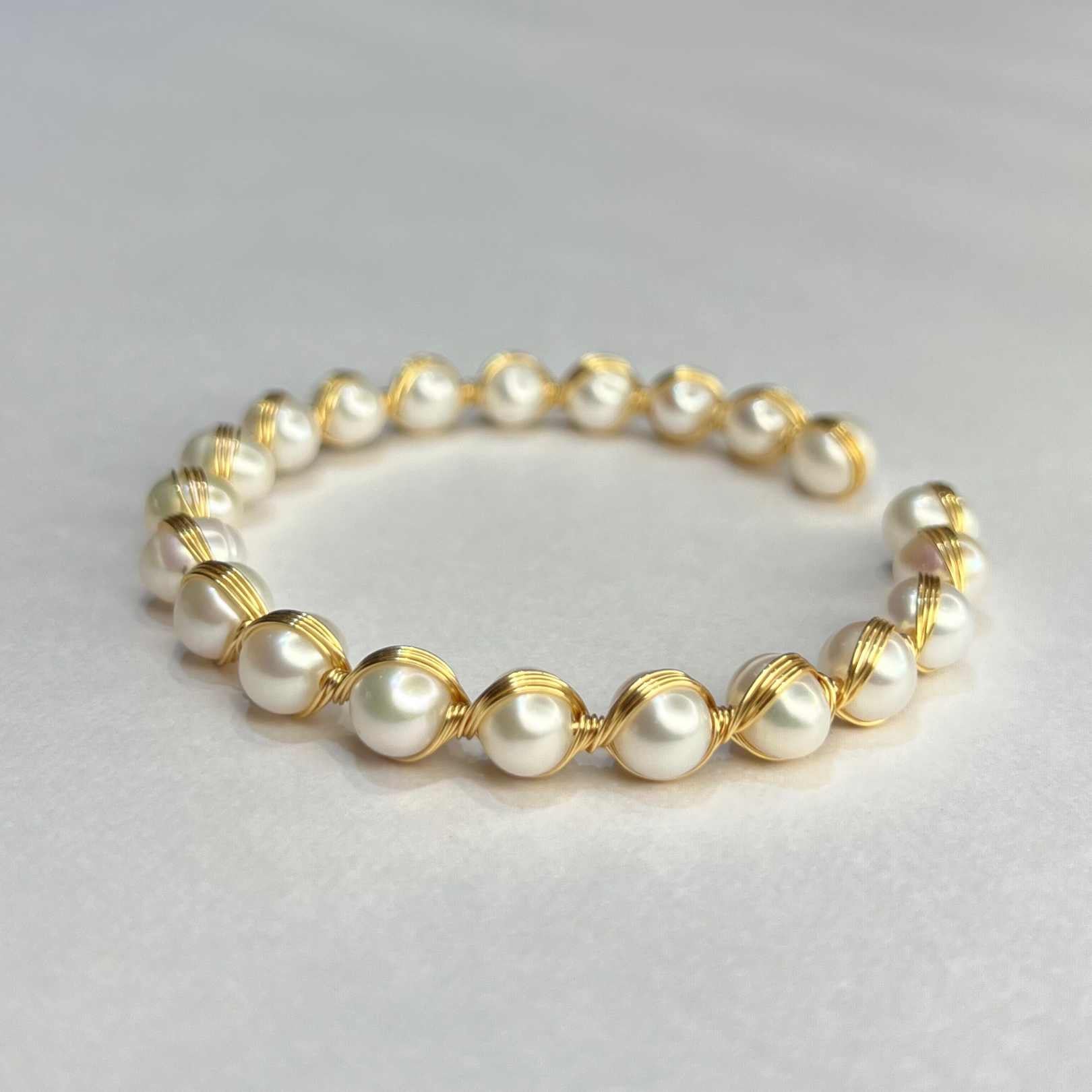 Radiant Rakhi Glow – Round Pearl Bracelet