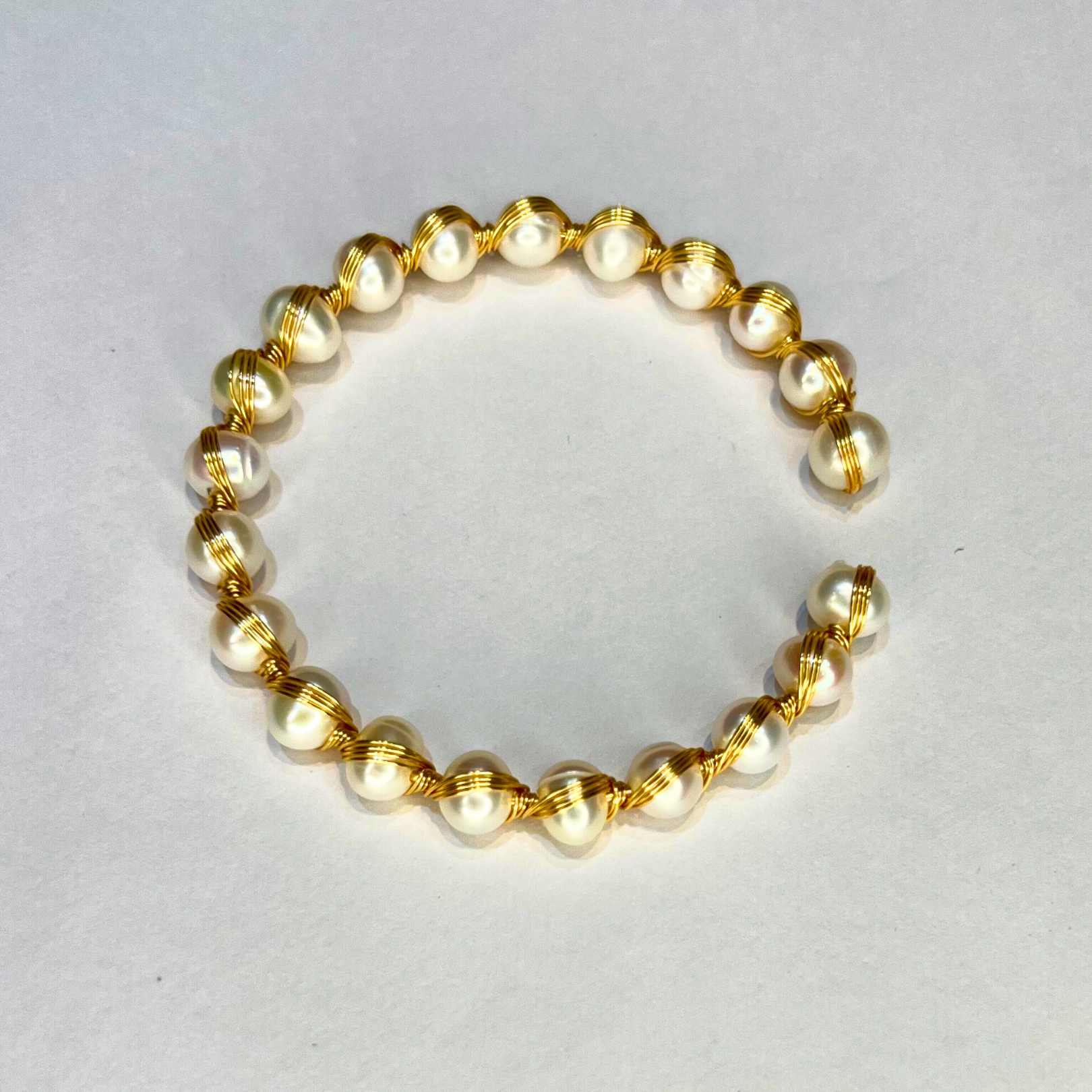 Radiant Rakhi Glow – Round Pearl Bracelet