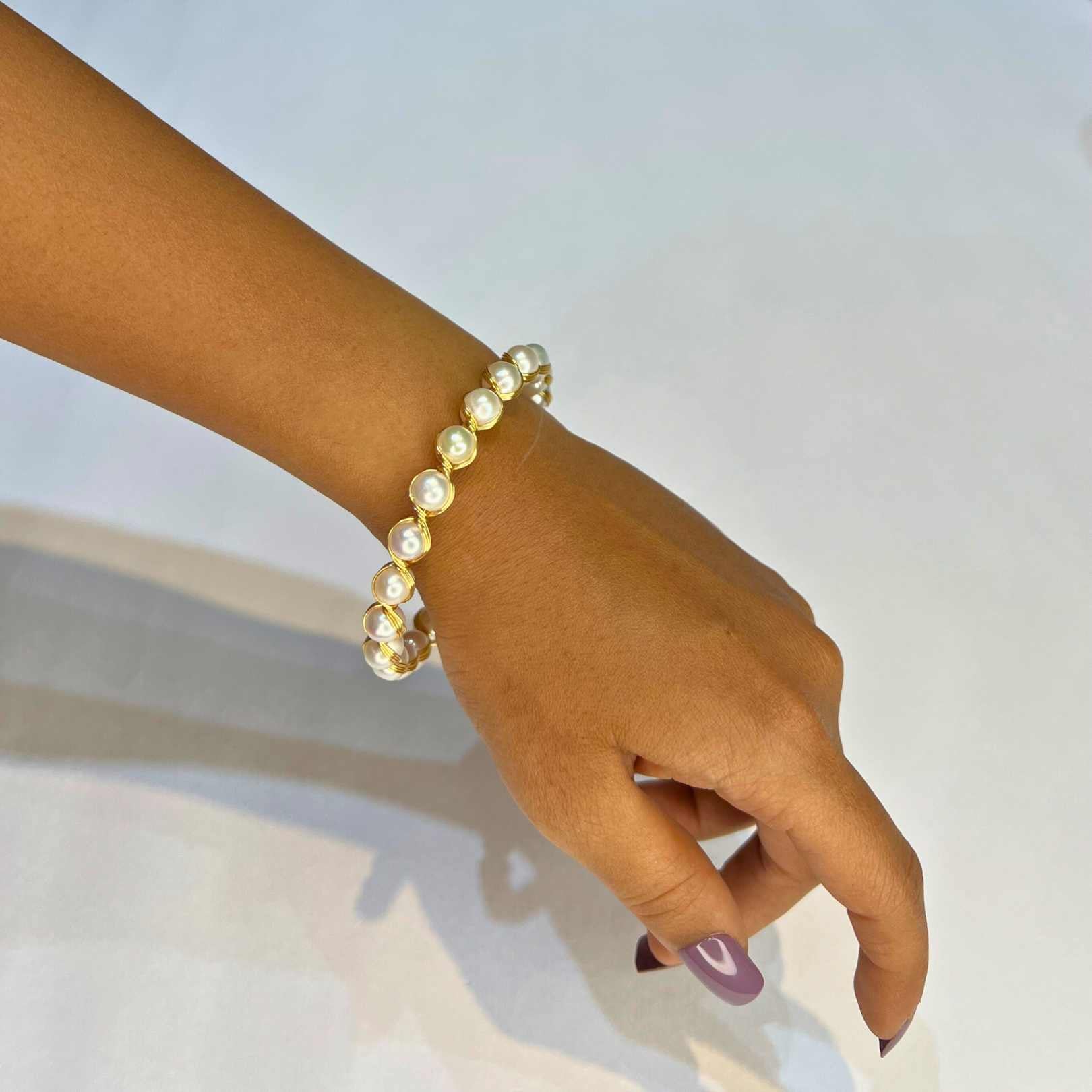 Radiant Rakhi Glow – Round Pearl Bracelet