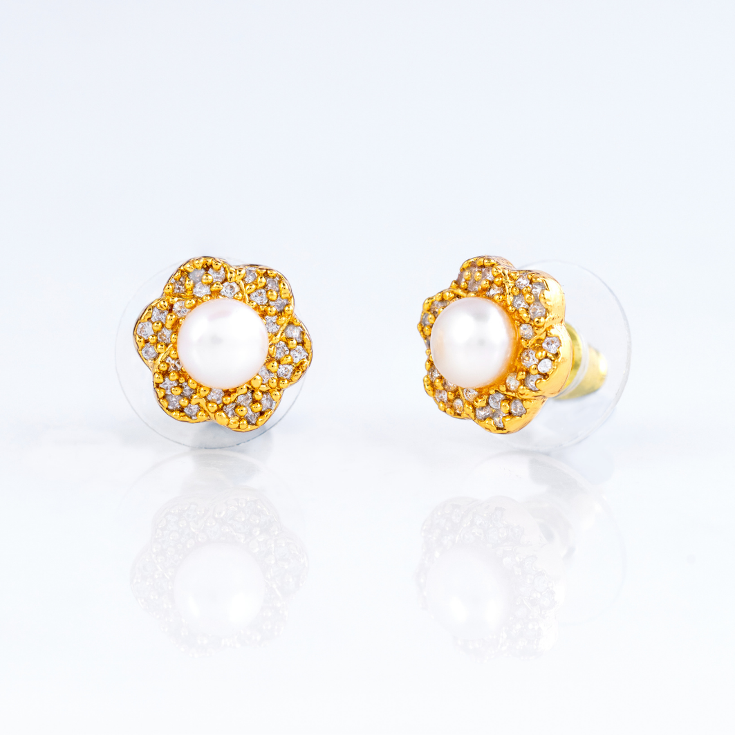 Petal Shine Pearl Stud Earrings