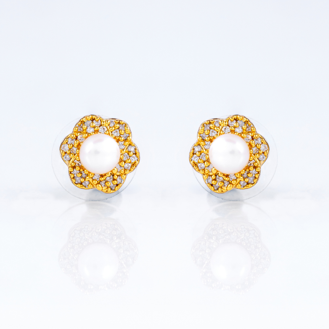 Petal Shine Pearl Stud Earrings