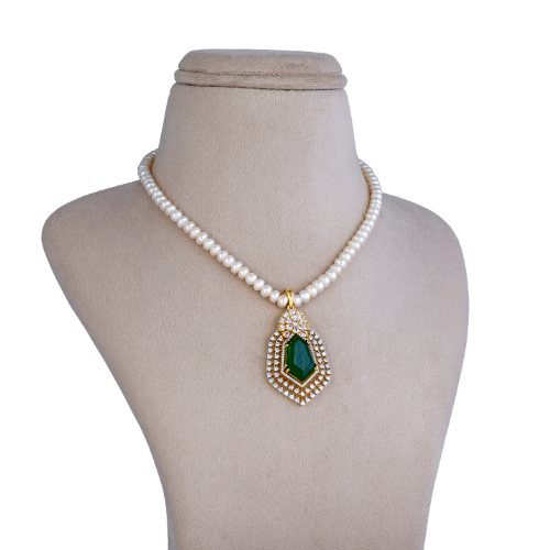 Emerald Accent Pearl Jewellery Set