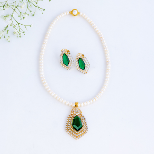 Emerald Accent Pearl Jewellery Set