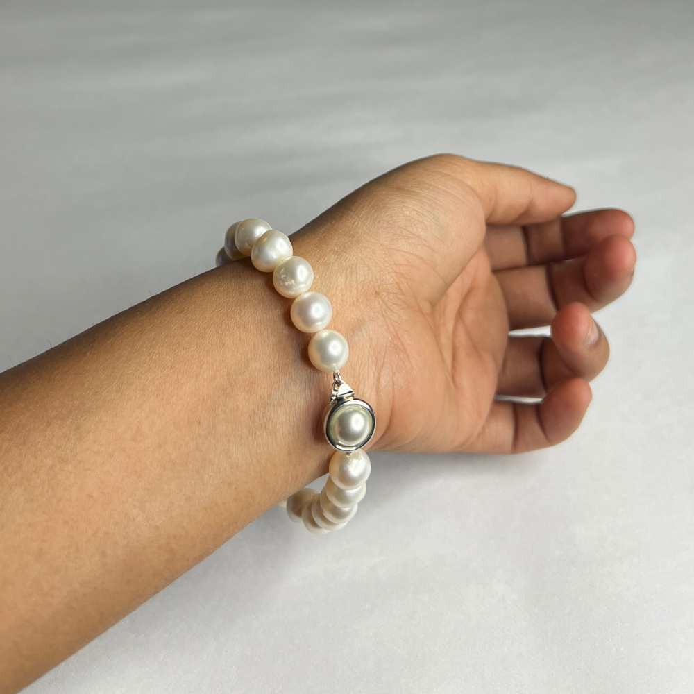 White_Round_Single_Row_bracelet_in_hand